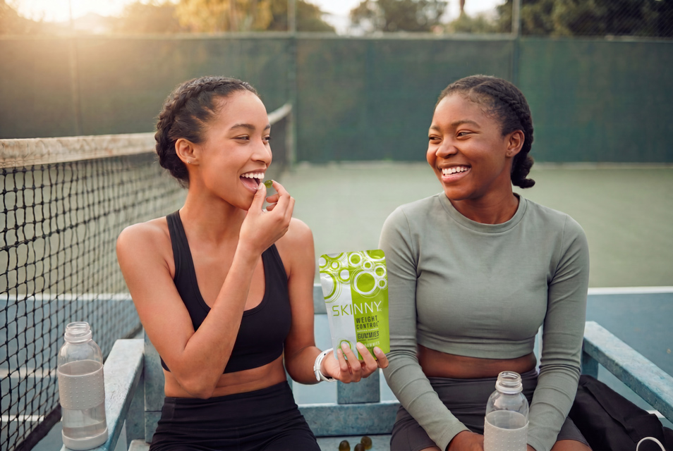 friends chatting while one is having a SKINNY GREEN GUMMIE